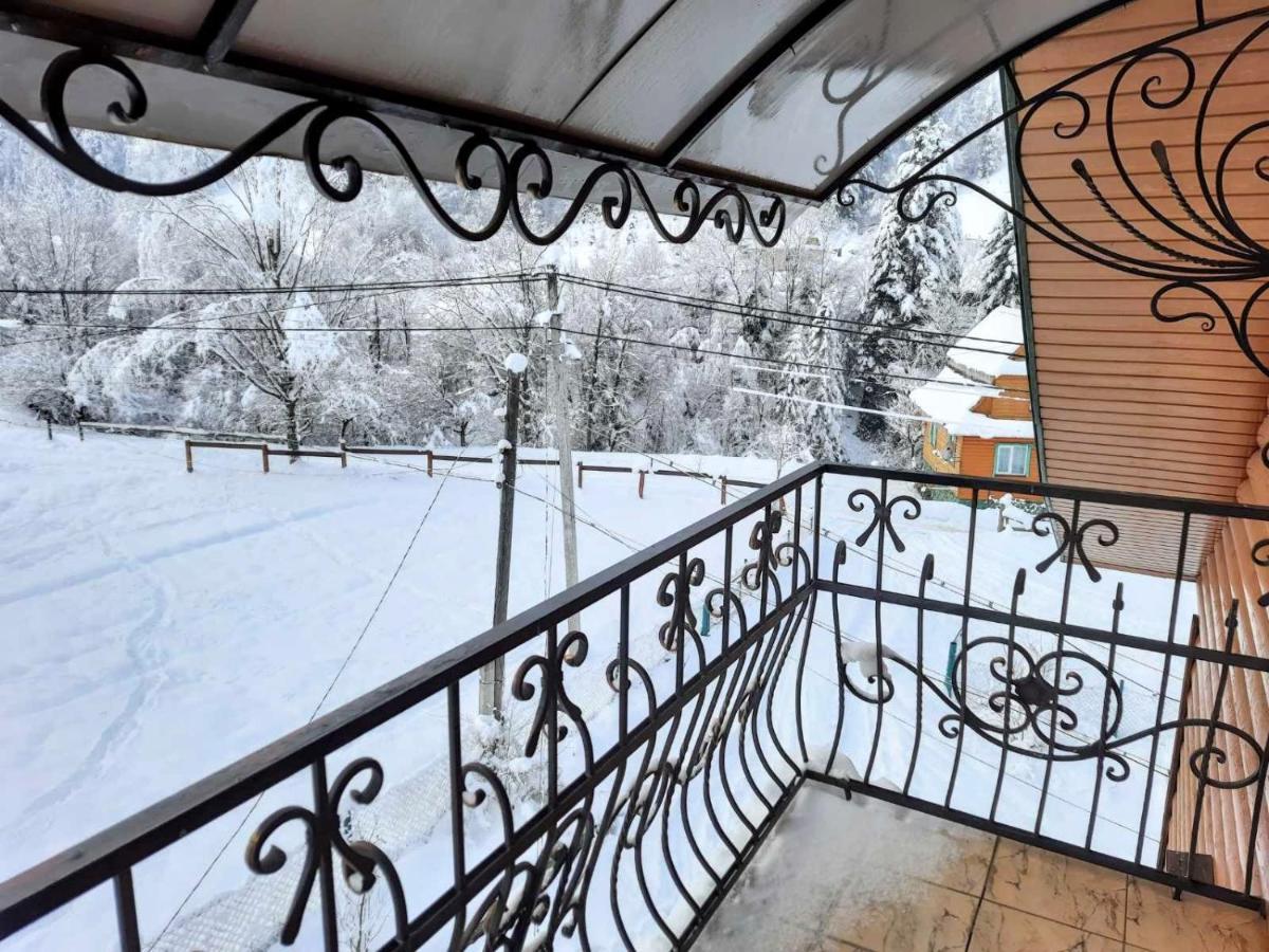 Cottage "Kliverent" Jaremče Esterno foto