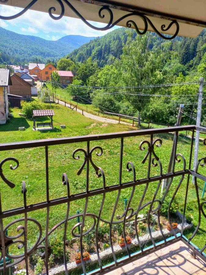 Cottage "Kliverent" Jaremče Esterno foto